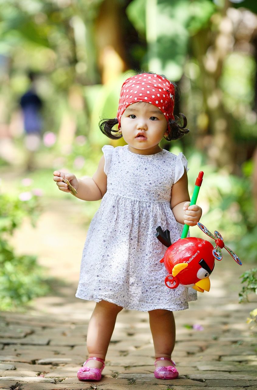 Klädhängare till barnrummet är en praktisk och dekorativ lösning för att organisera barnens kläder på ett smidigt sätt