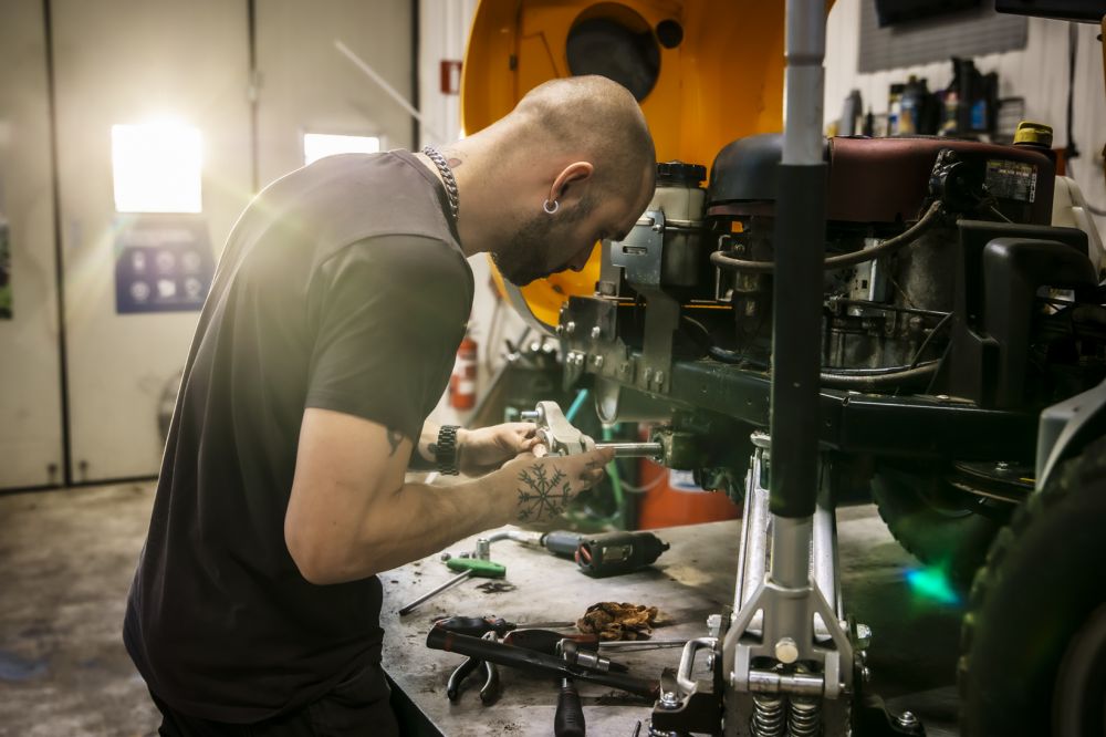 Motorsåg: säkerhet, val och skötsel för hållbart arbete i skog och trädgård